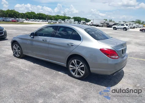 2015 Mercedes-Benz C 300 4Matic/Luxury 4Matic/Sport 4Matic z USA, uszkodzony, nr VIN 55SWF4KB4FU019156